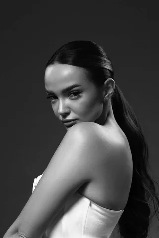 kobieta pozująca do zdjęcia w czarno białej oprawie